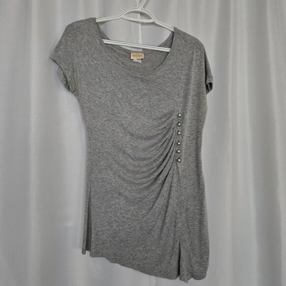 Cute gray high low top - Picture 1 of 7